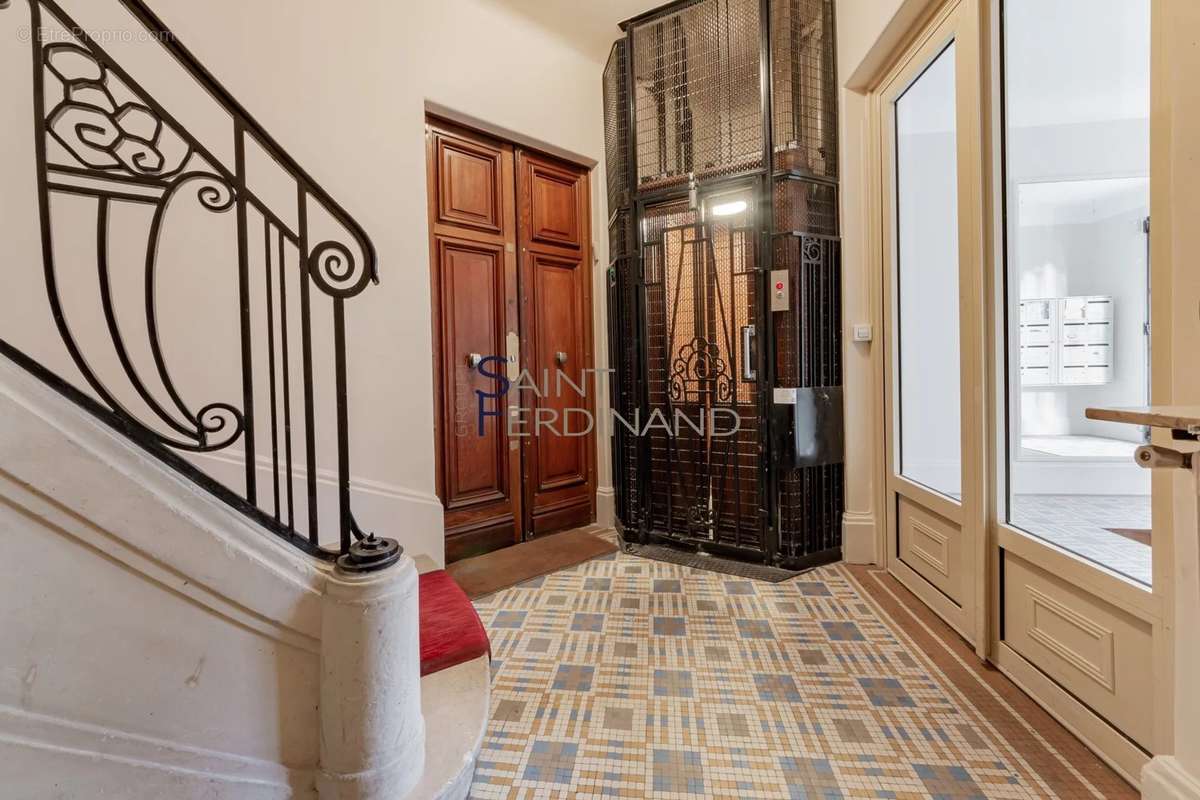 Appartement à PARIS-16E