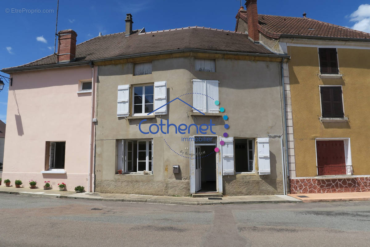 Maison à SAINT-CHRISTOPHE-EN-BRIONNAIS