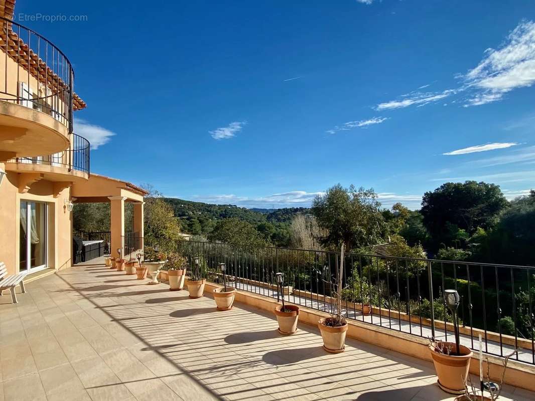 Maison à LA ROQUETTE-SUR-SIAGNE