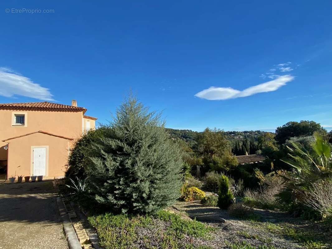 Maison à LA ROQUETTE-SUR-SIAGNE