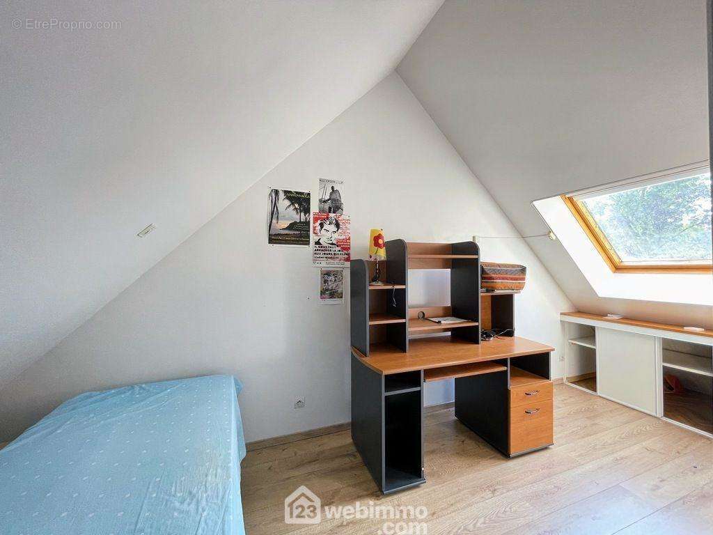 A l&#039;étage on trouve une première chambre de 15 m² au sol... - Maison à BEAUCOUZE