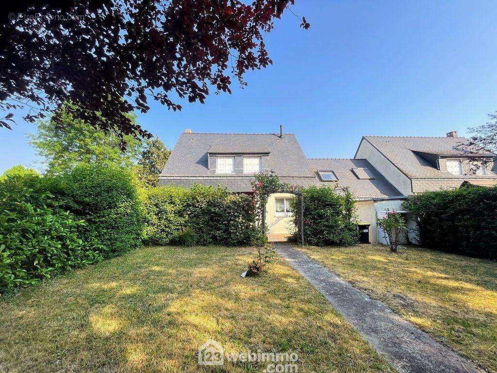 Enfin un agréable jardin arboré est accessible depuis la terrasse. - Maison à BEAUCOUZE