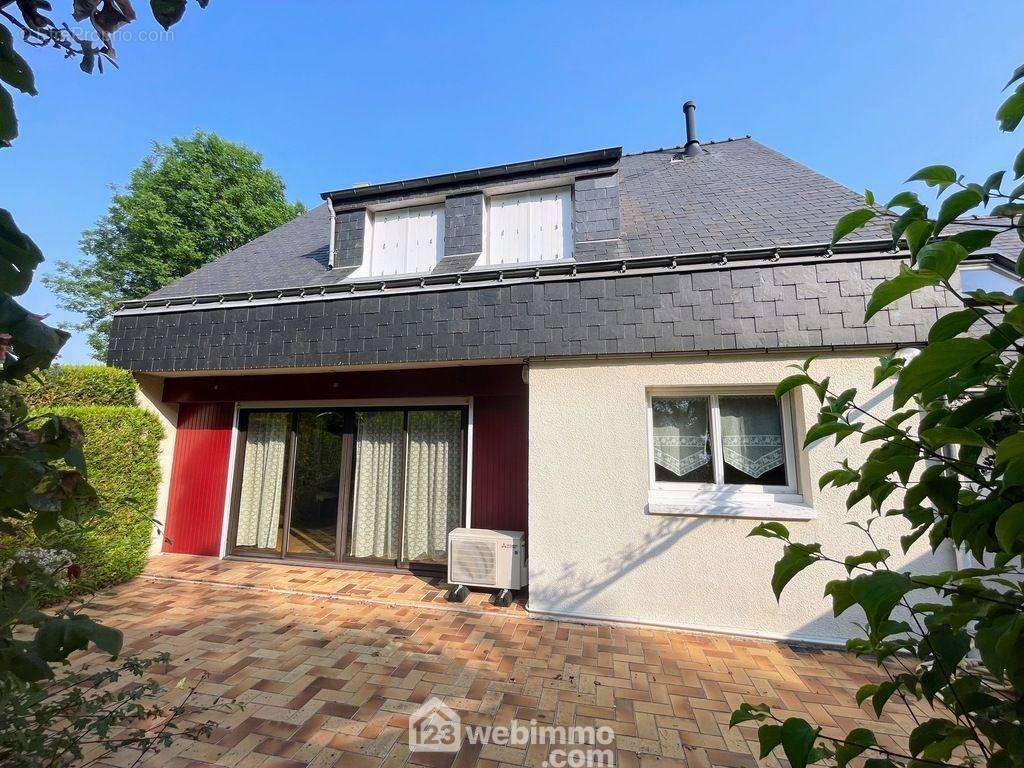 On accède depuis la cuisine et le séjour à une terrasse exposée Sud. - Maison à BEAUCOUZE