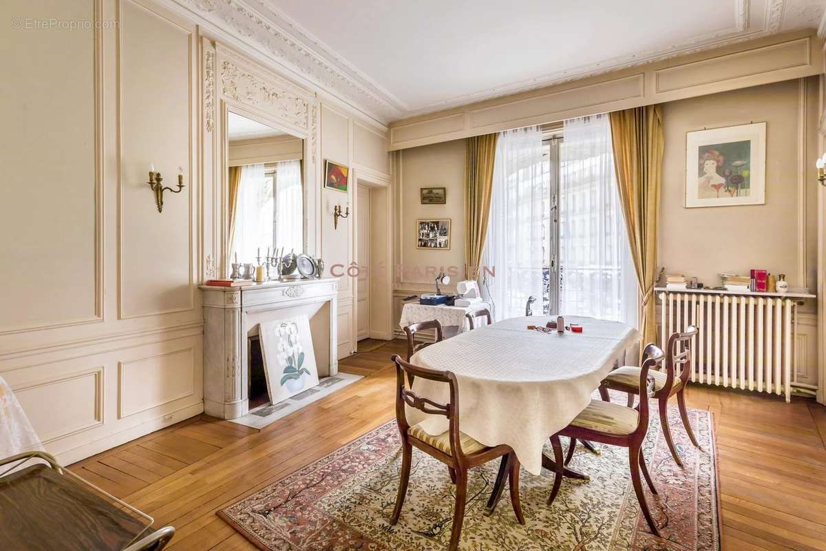 Appartement à PARIS-16E