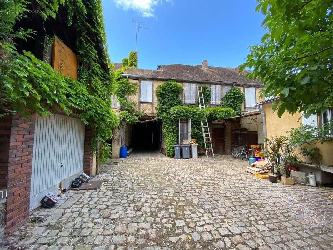 Maison à VILLENEUVE-SUR-YONNE