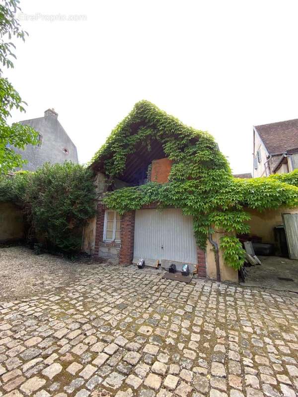 Maison à VILLENEUVE-SUR-YONNE