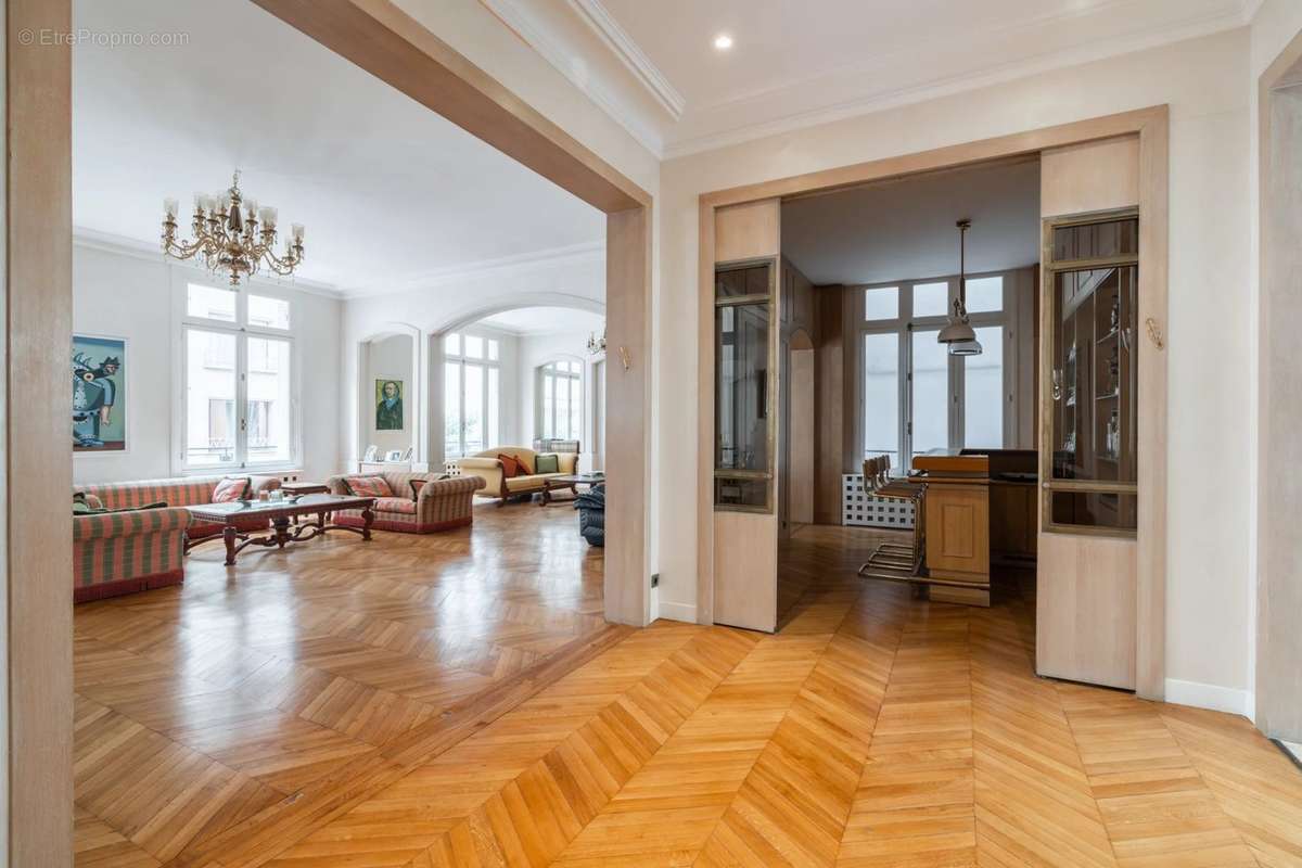 Appartement à PARIS-16E