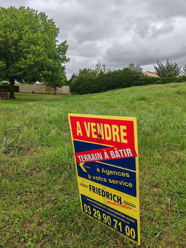 Terrain à LACROIX-SUR-MEUSE