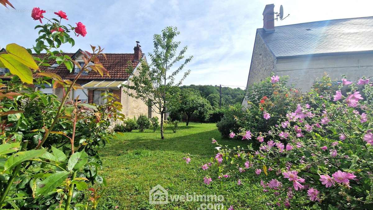 Erigée sur un terrain clos de 685 m² - Maison à VORGES