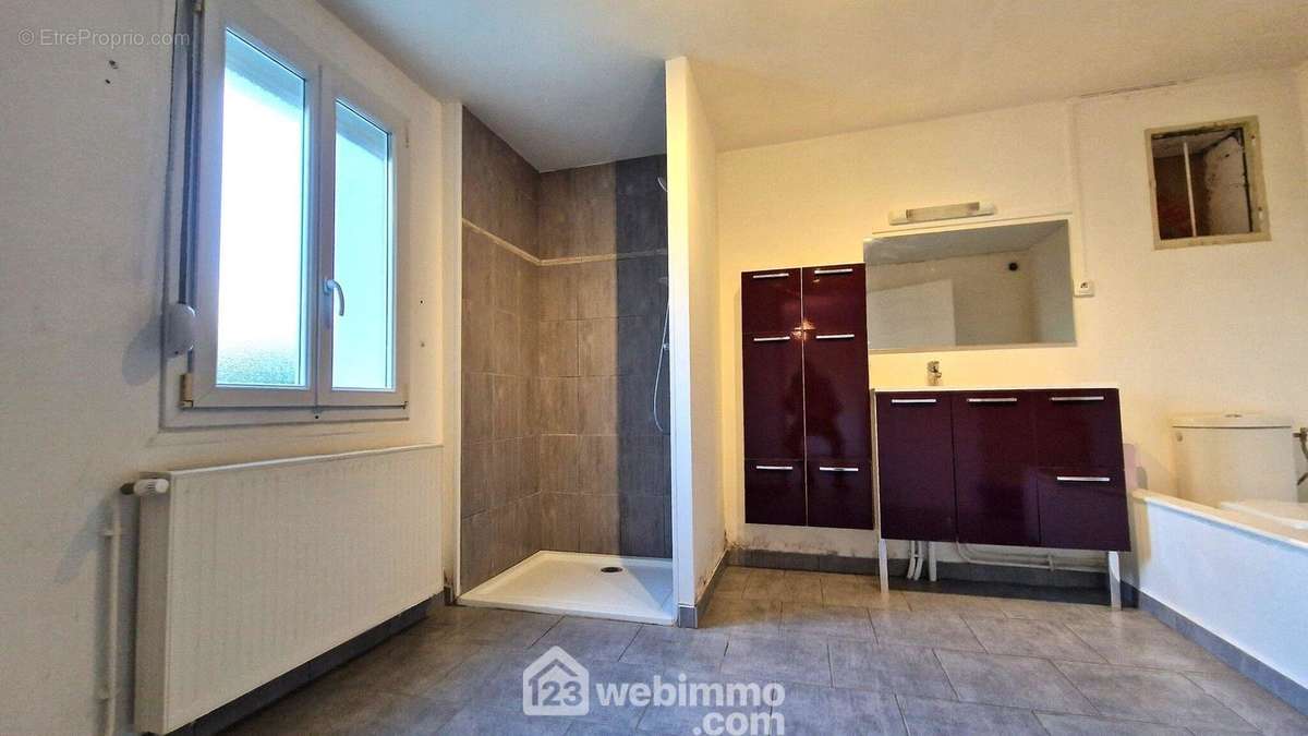 La salle de douche de 11 m² avec wc - Maison à VORGES