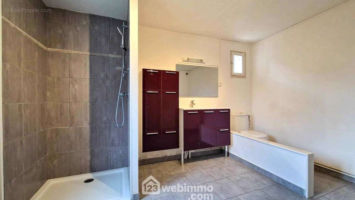 La salle de douche de 11 m² avec wc - Maison à VORGES