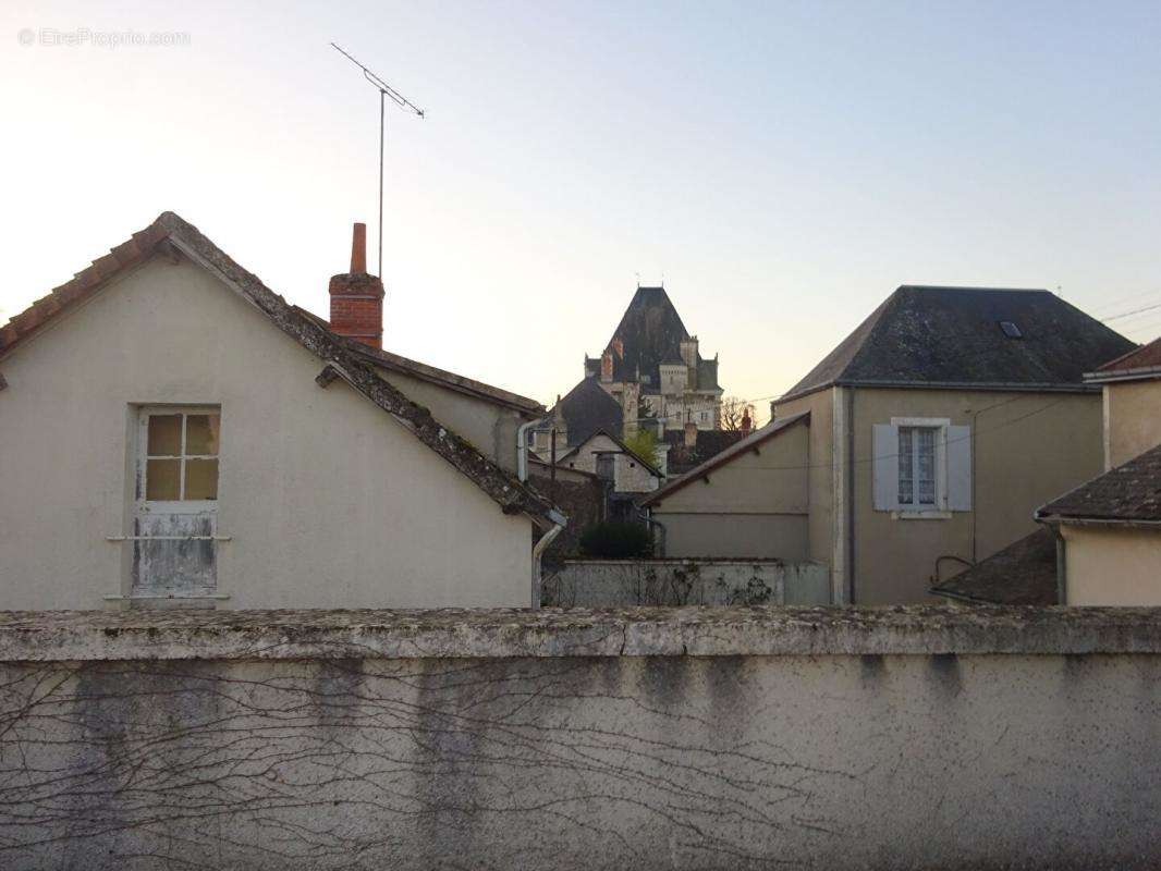 Maison à AZAY-LE-FERRON