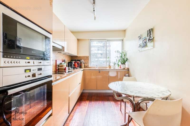 Appartement à NEUILLY-SUR-SEINE