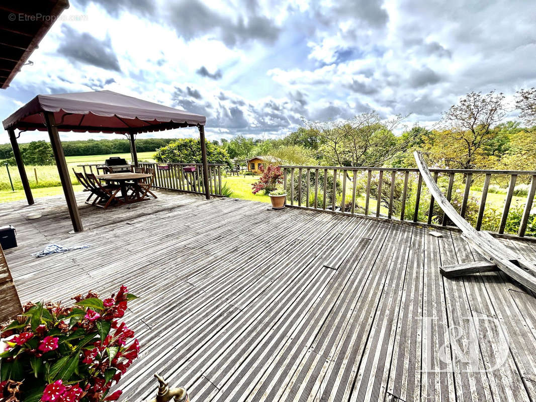 La terrasse et sa vue - Maison à ROCHES-PREMARIE-ANDILLE