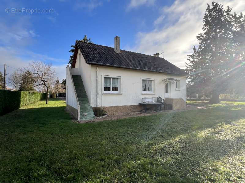 Maison à LA QUEUE-LES-YVELINES