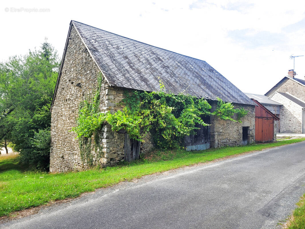 Parking à SAINT-PIERRE-DE-FURSAC