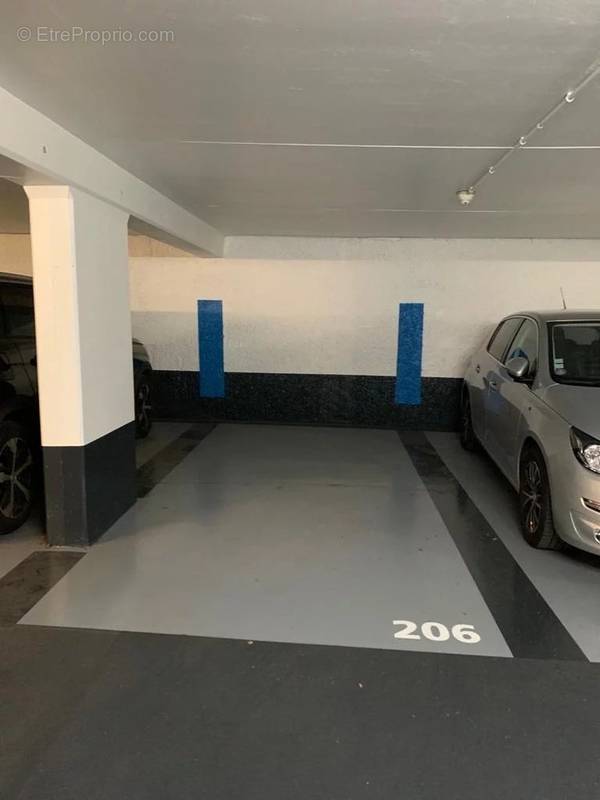 Parking à PARIS-17E