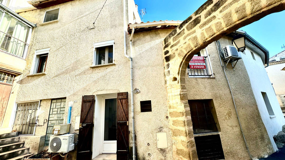 Maison à ENTRAIGUES-SUR-LA-SORGUE