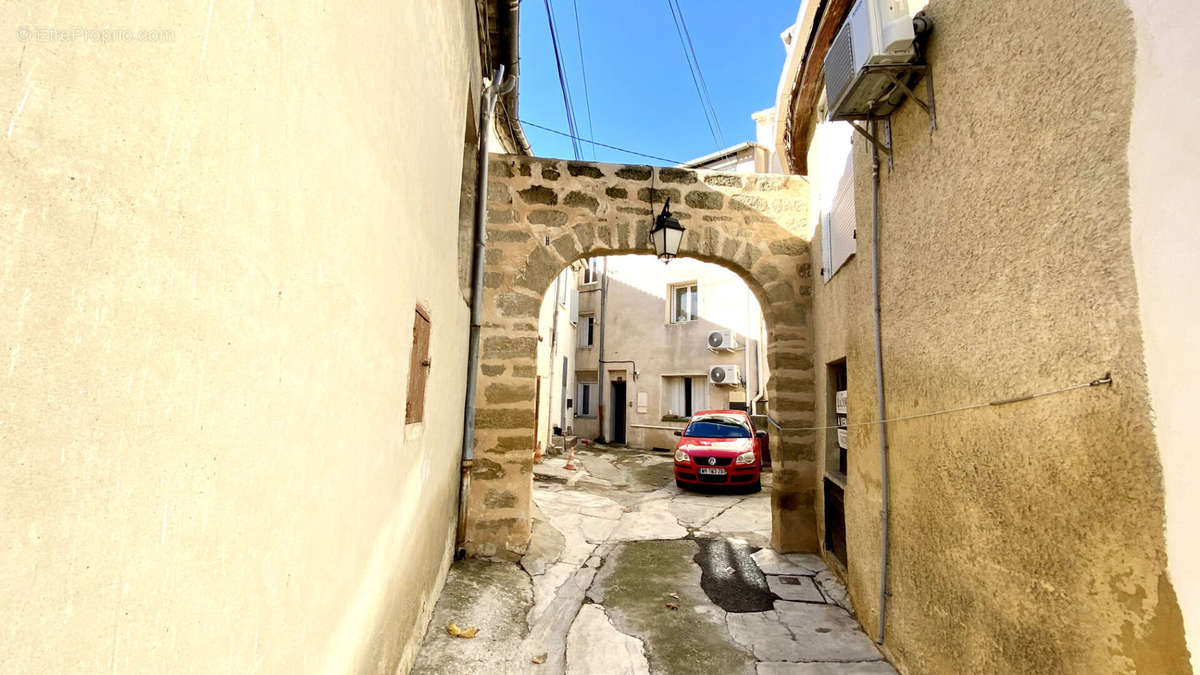 Maison à ENTRAIGUES-SUR-LA-SORGUE