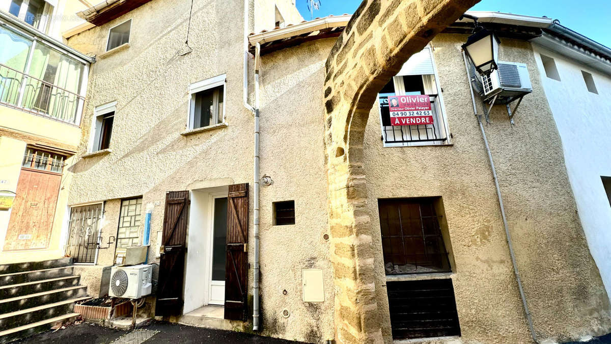 Maison à ENTRAIGUES-SUR-LA-SORGUE