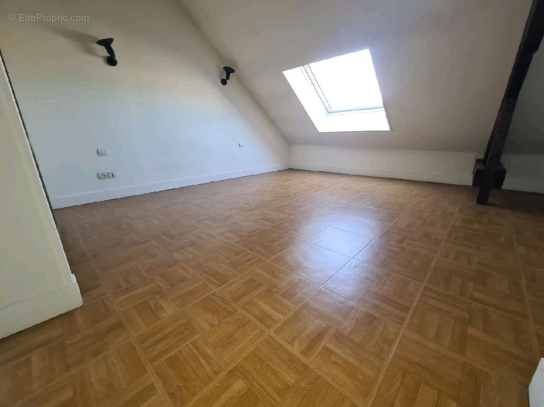 Appartement à VAUJOURS