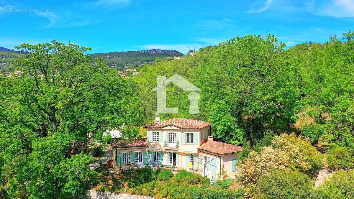 Maison à CHATEAUNEUF-GRASSE