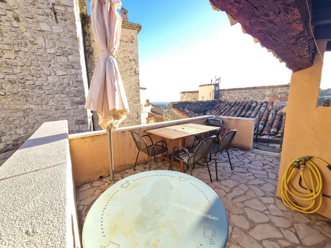 Appartement à TOURRETTES-SUR-LOUP