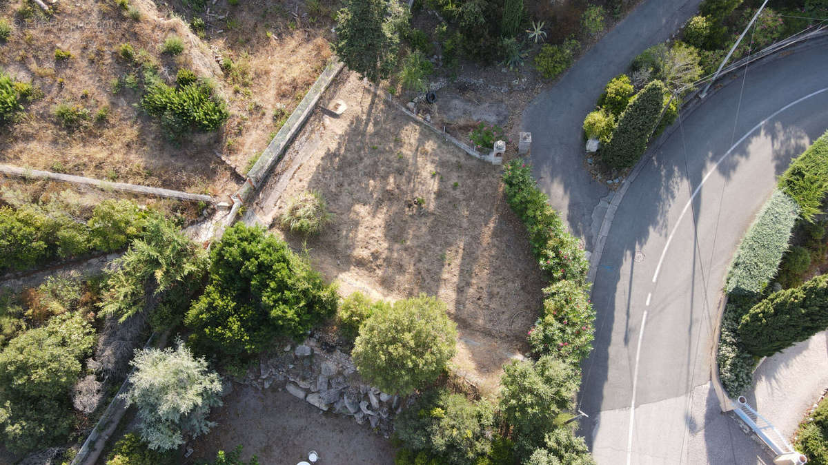 Terrain à LES ISSAMBRES