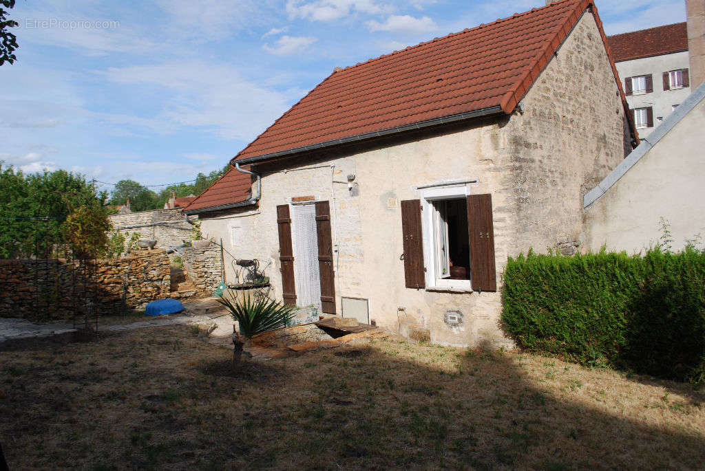 Maison à CRUZY-LE-CHATEL