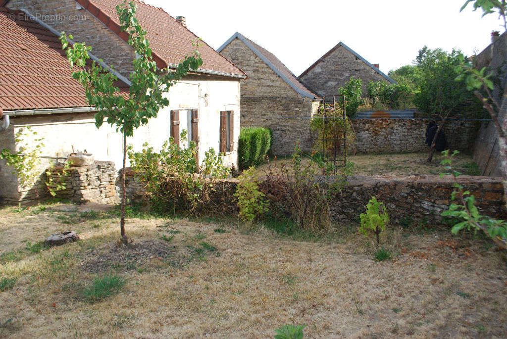 Maison à CRUZY-LE-CHATEL