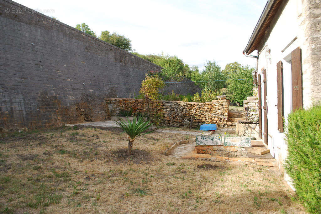 Maison à CRUZY-LE-CHATEL