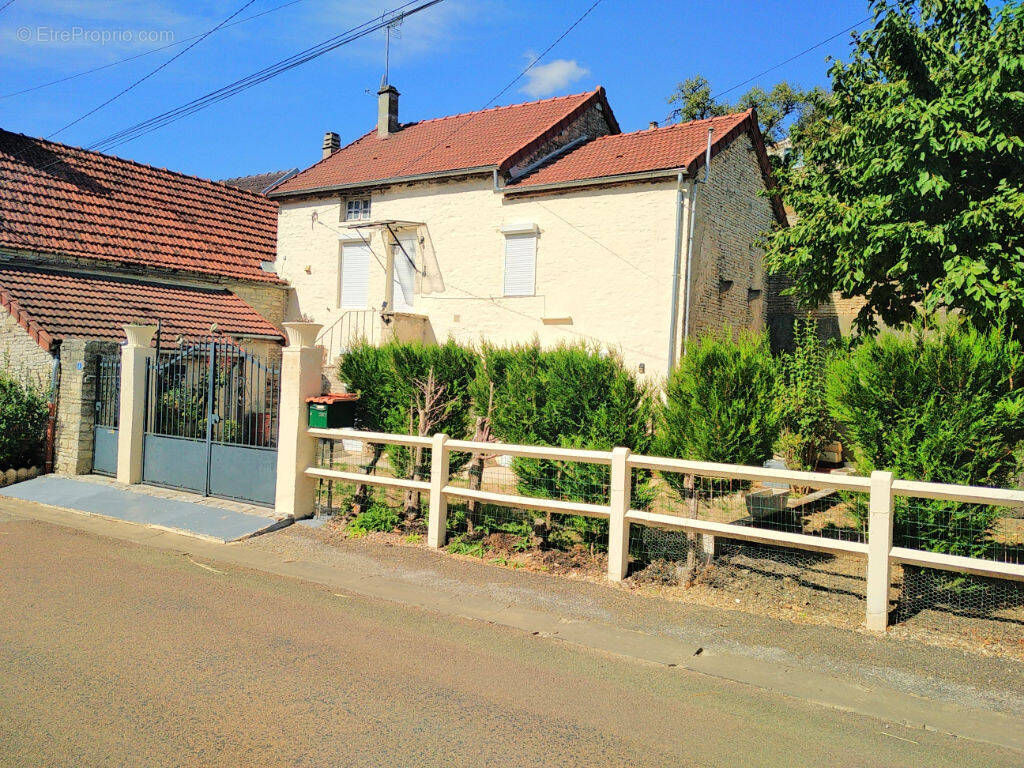 Maison à CRUZY-LE-CHATEL