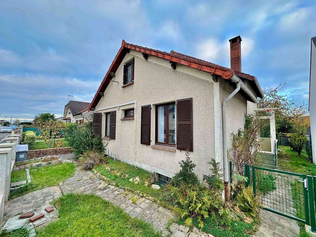 Maison à LES CLAYES-SOUS-BOIS