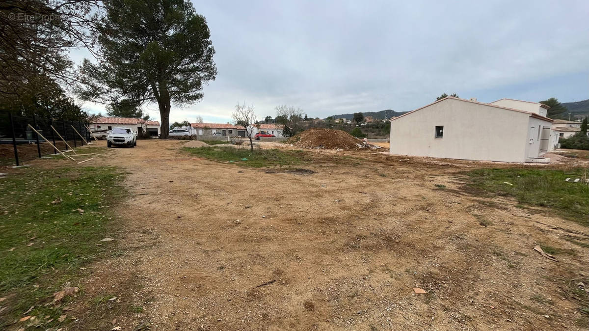 Terrain à SAINT-MAXIMIN-LA-SAINTE-BAUME