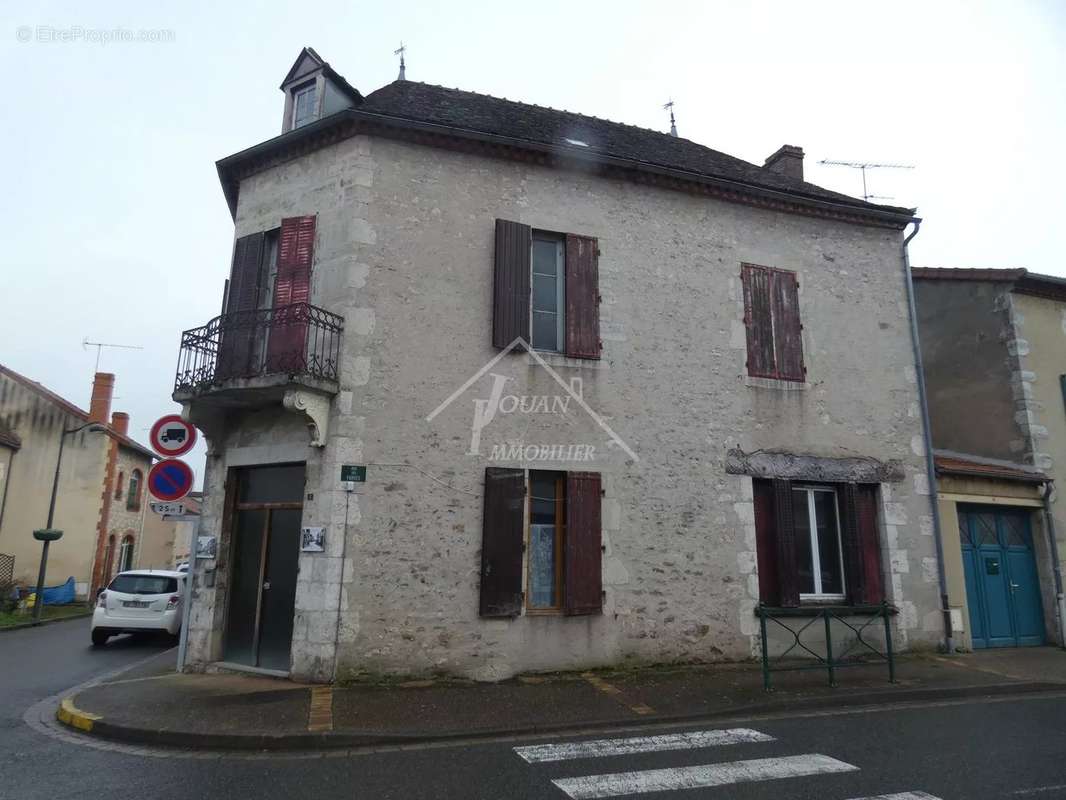 Appartement à BELLENAVES