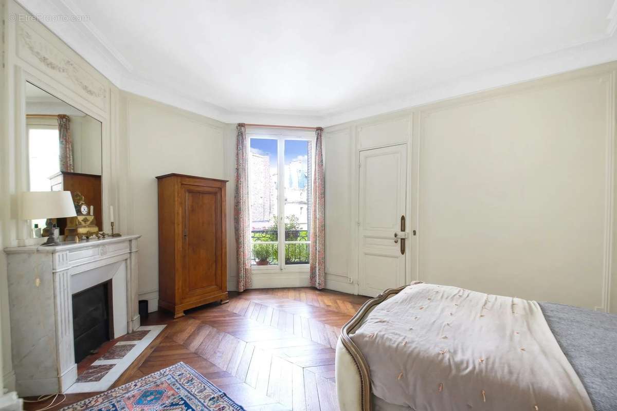 Appartement à PARIS-8E