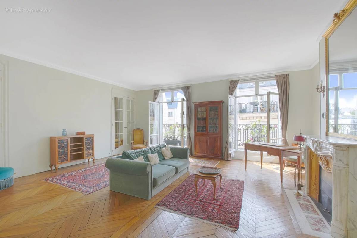 Appartement à PARIS-8E