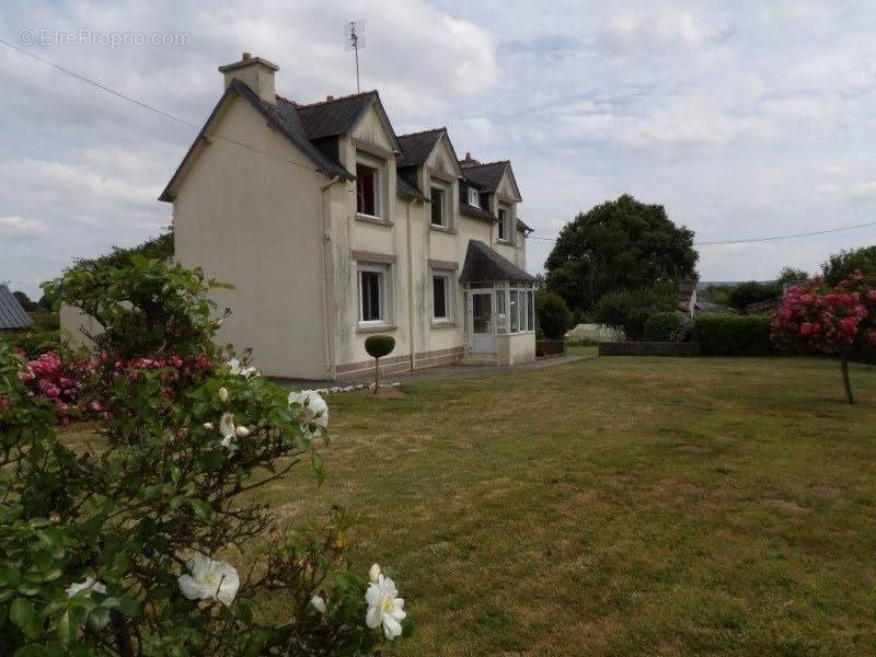 Maison à CLEDEN-POHER