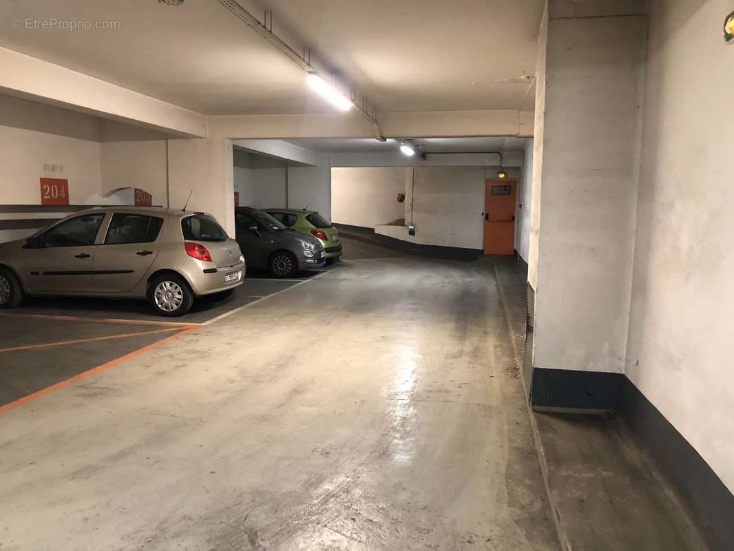 Parking à PARIS-16E