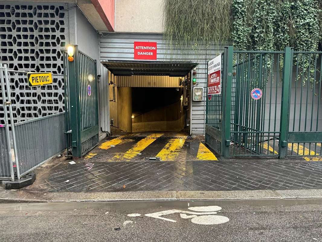 Parking à PARIS-18E