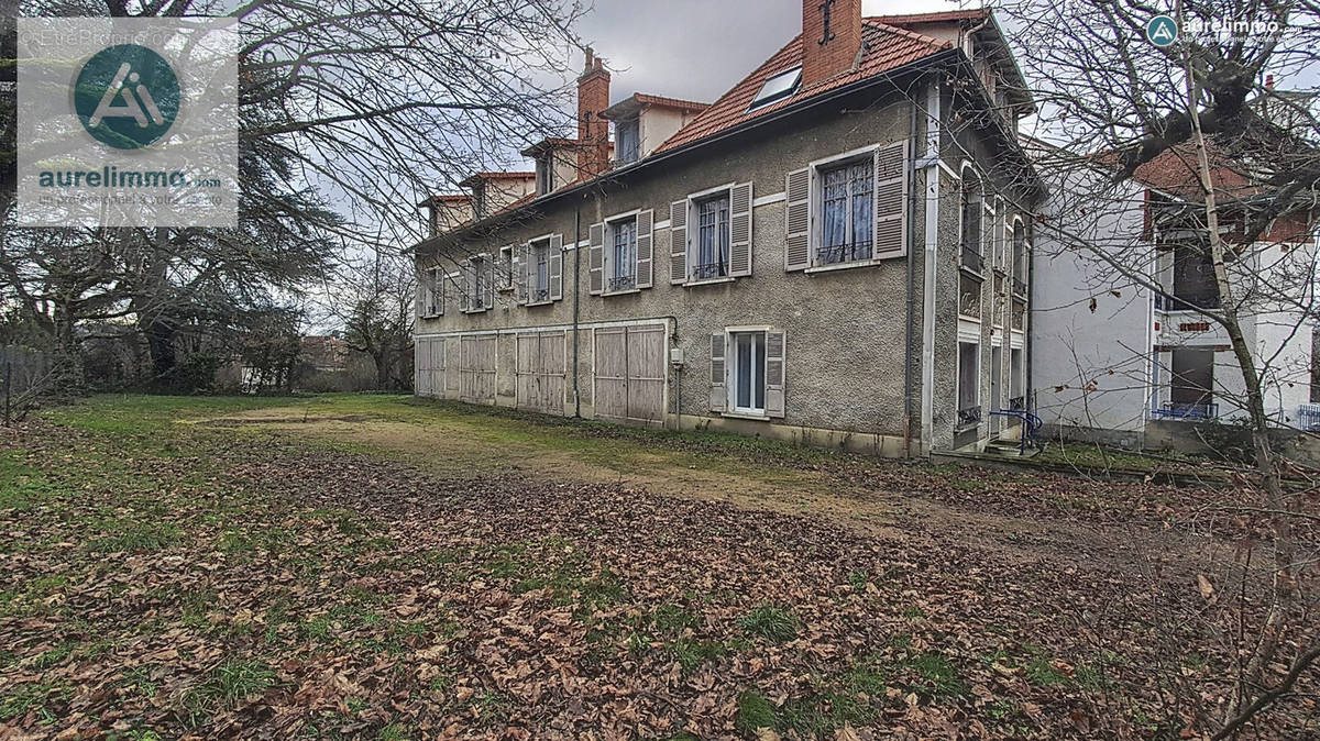 façade immeuble avec garages - Appartement à NERIS-LES-BAINS