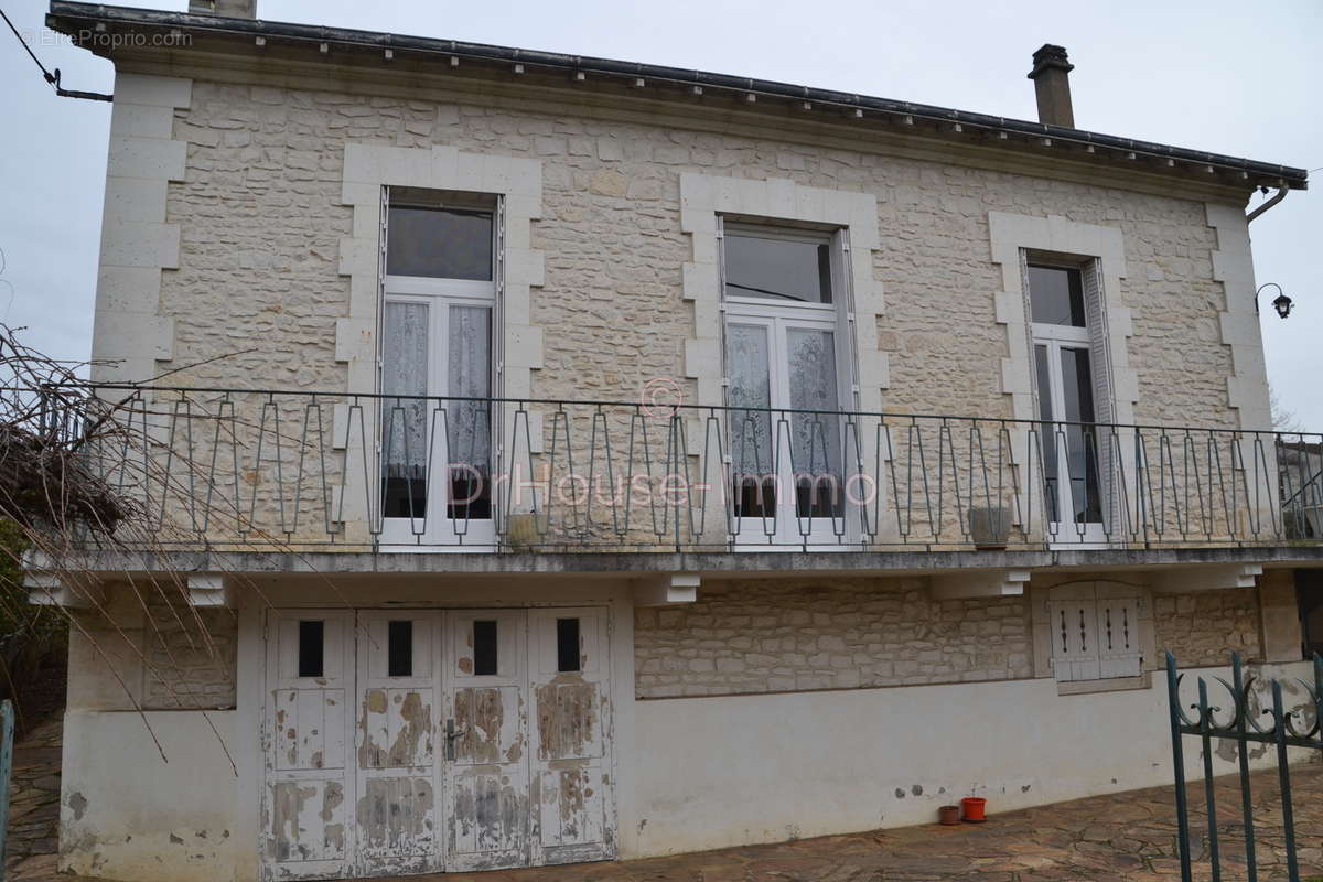 Maison à JAVERLHAC-ET-LA-CHAPELLE-SAINT-ROBERT