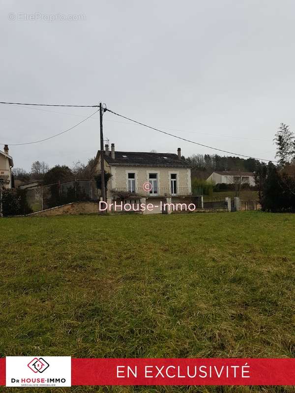 Maison à JAVERLHAC-ET-LA-CHAPELLE-SAINT-ROBERT