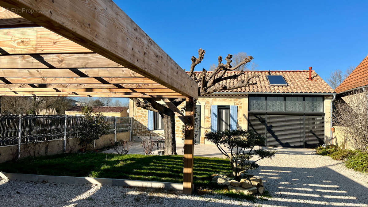 Maison à ENTRAIGUES-SUR-LA-SORGUE