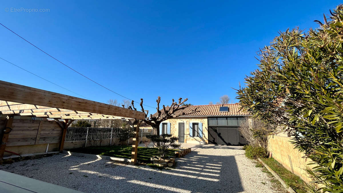 Maison à ENTRAIGUES-SUR-LA-SORGUE