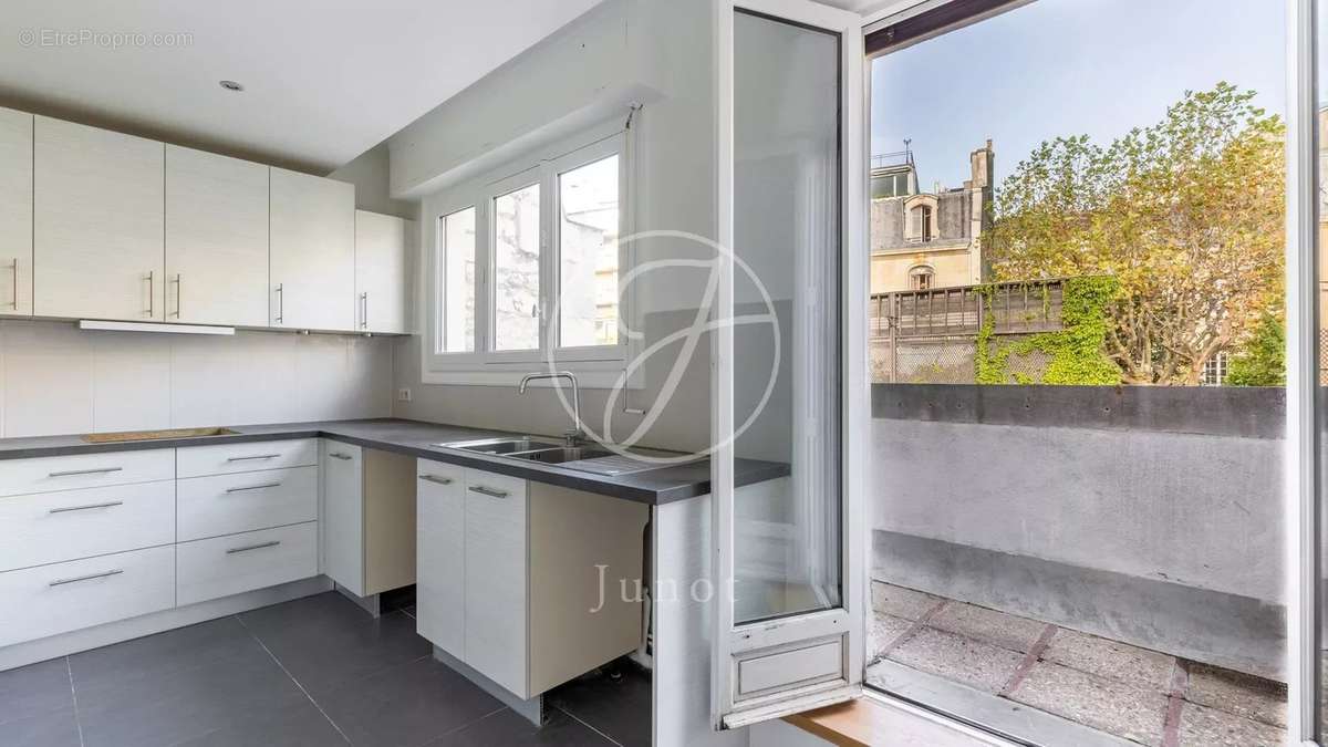 Appartement à PARIS-16E