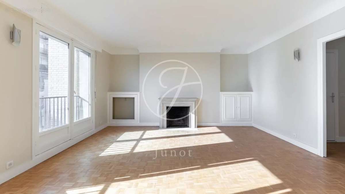 Appartement à PARIS-16E