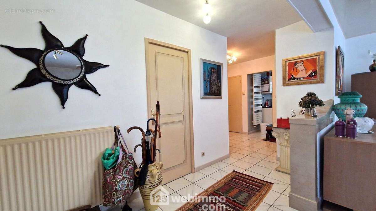 A l&#039;intérieur, une entrée de 5,50 m² mène vers... - Maison à CHAMBRY