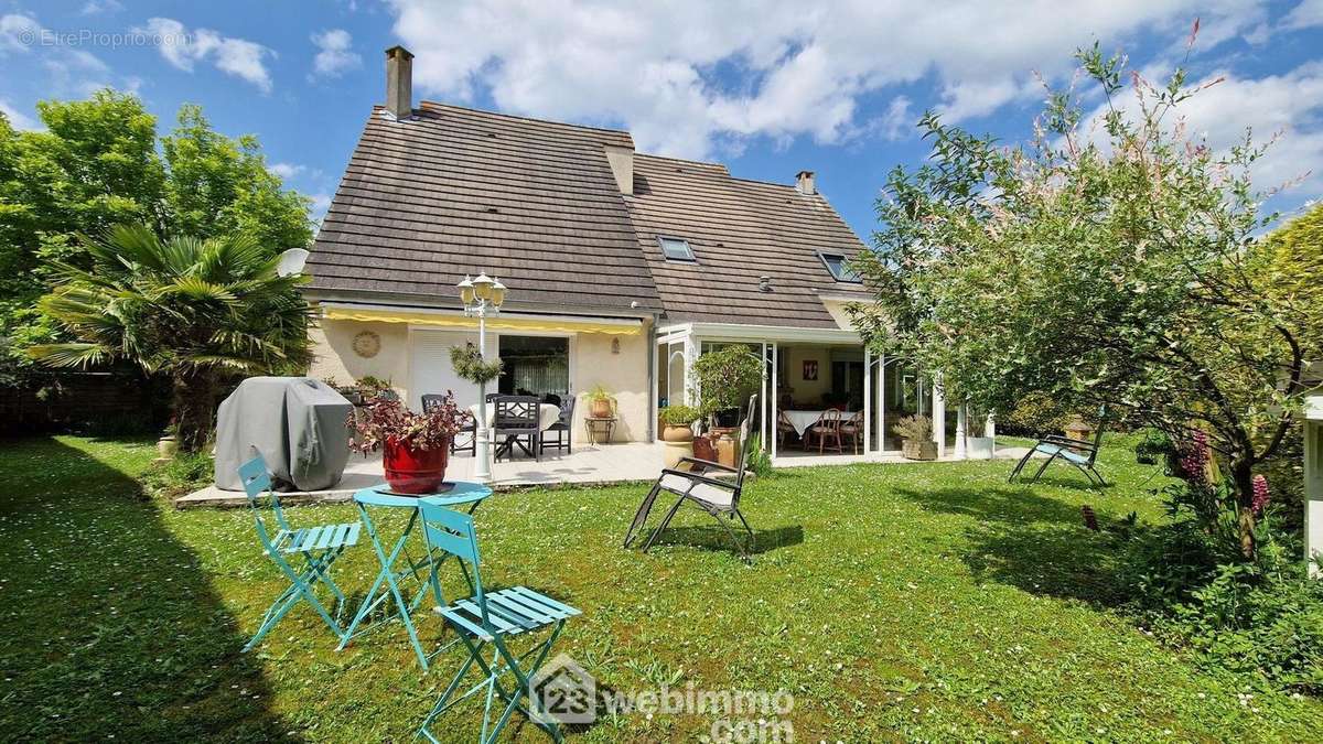 Erigé sur un terrain clos de 848 m² - Maison à CHAMBRY