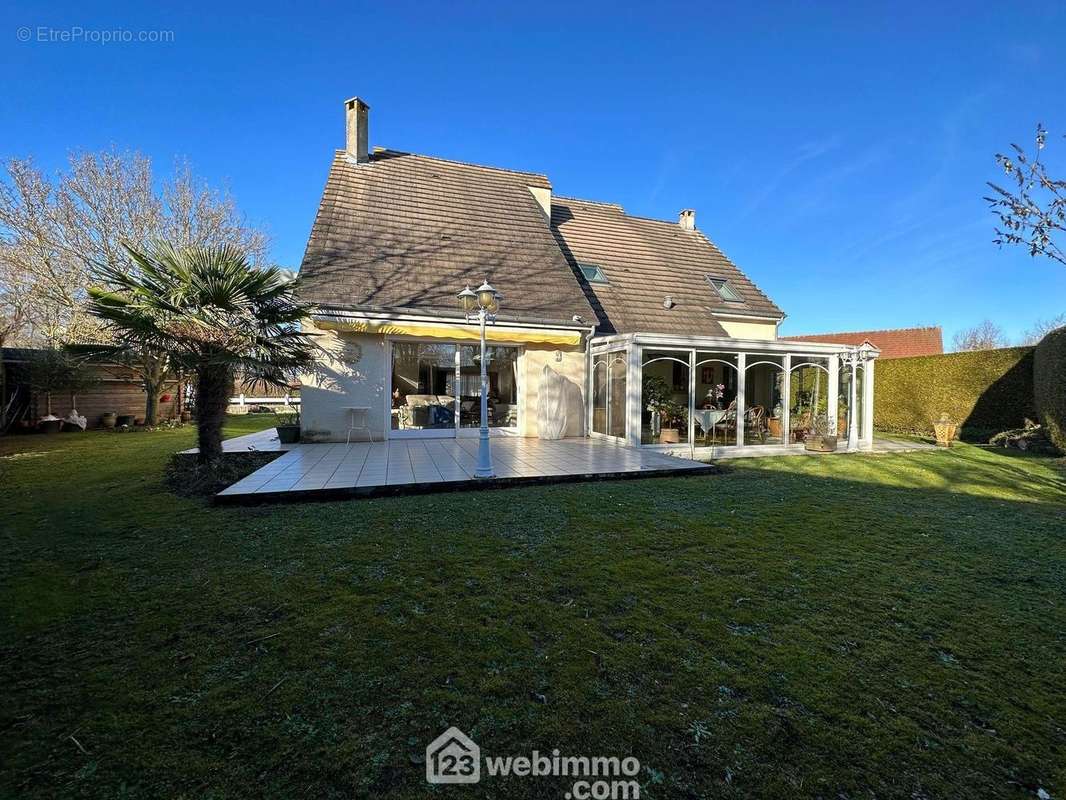 Erigé sur un terrain clos de 848 m² - Maison à CHAMBRY